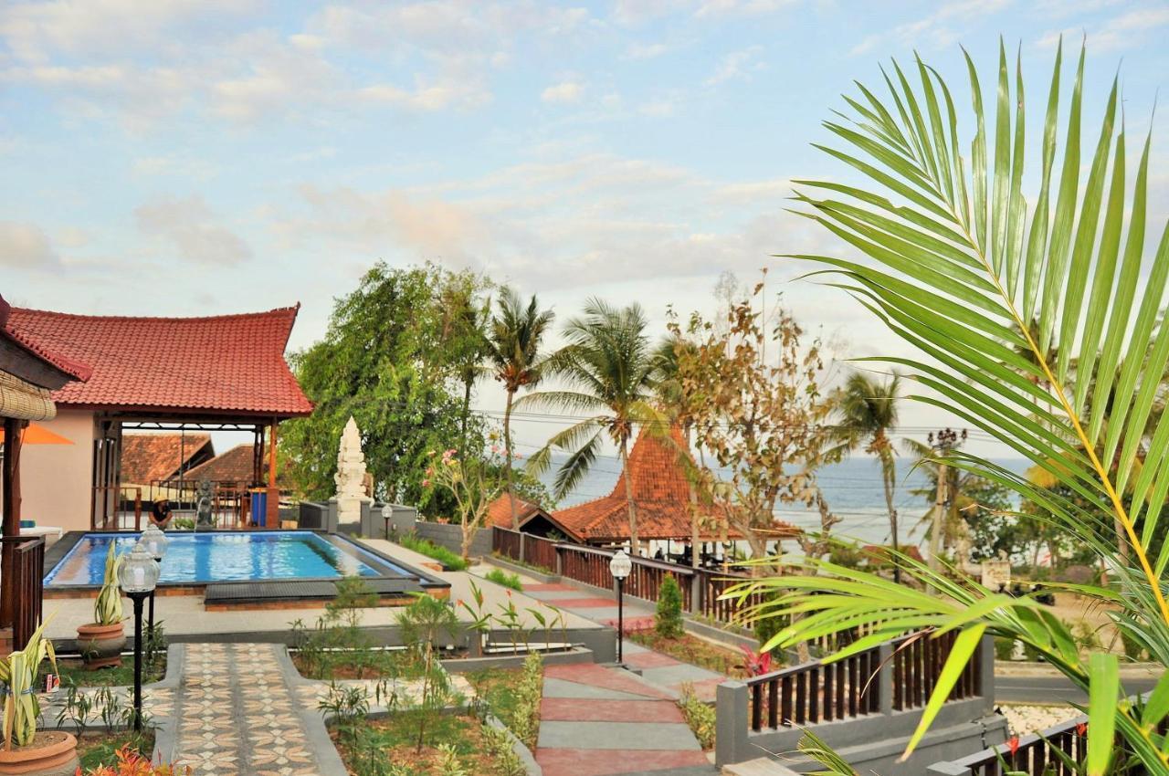 Surya Chandra Beach Bungalow Batununggul Exterior photo